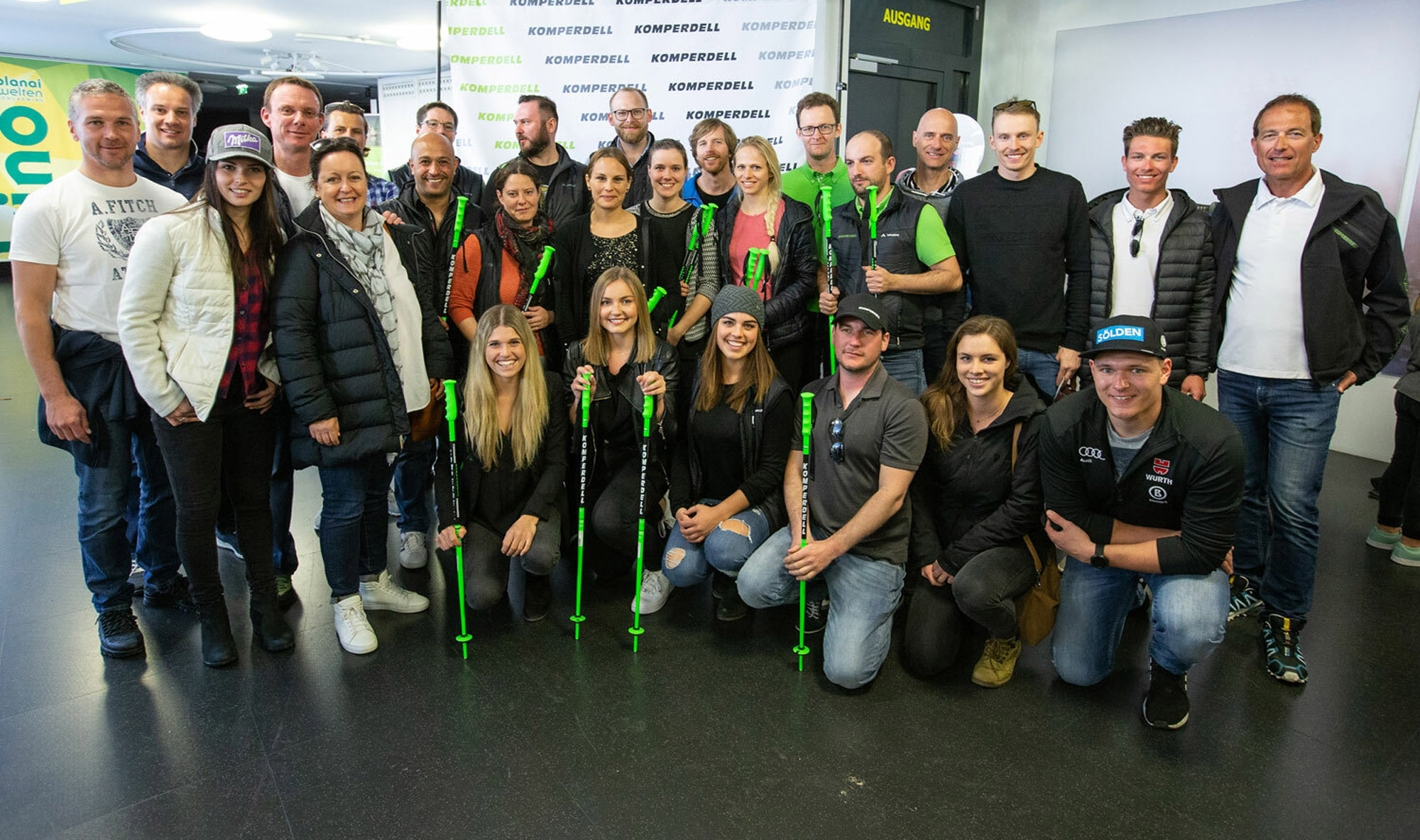 Rennlauf-Athleten Gruppenfoto mit Mitarbeiter Rennlauf-Athleten Gruppenfoto mit Mitarbeiter